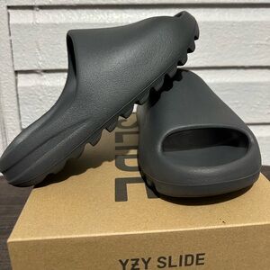 YEEZY SLIDE GRANITE⚪️⚫️